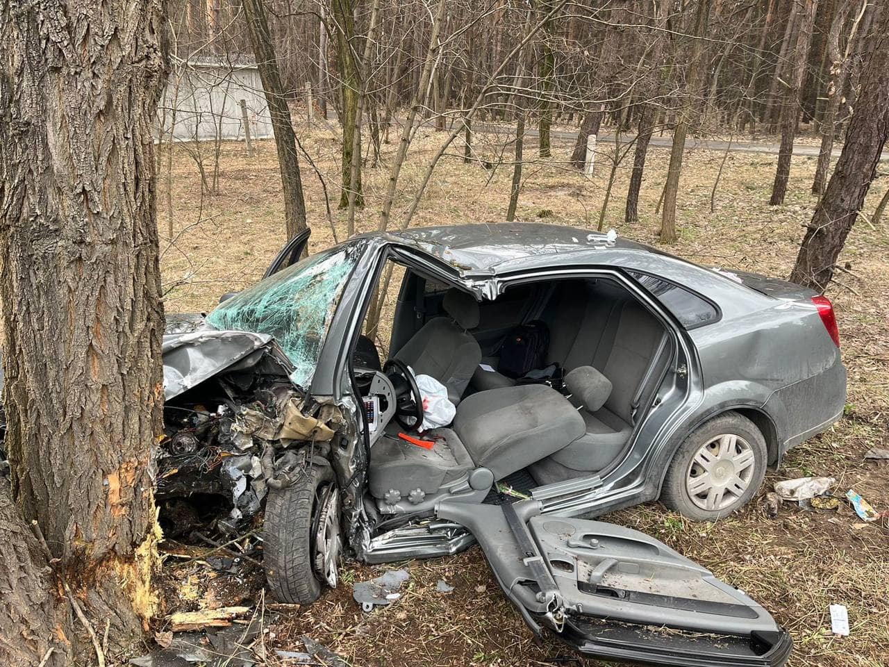 На Київщині Chevrolet злетів з дороги і зупинився у дереві 2