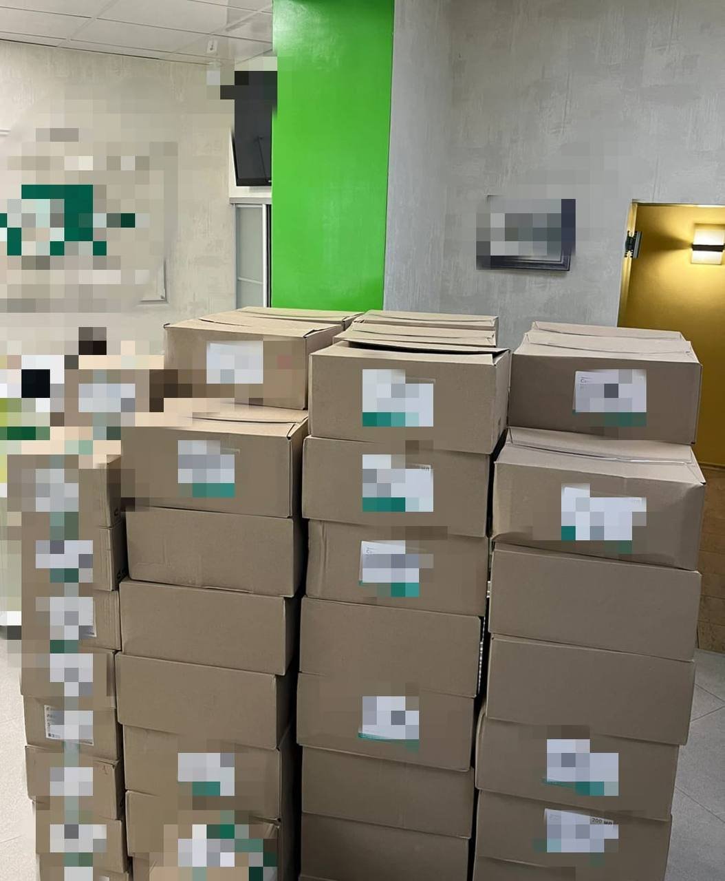 У Києві судитимуть трьох чоловіків, які продавали гуманітарну допомогу для ЗСУ 1