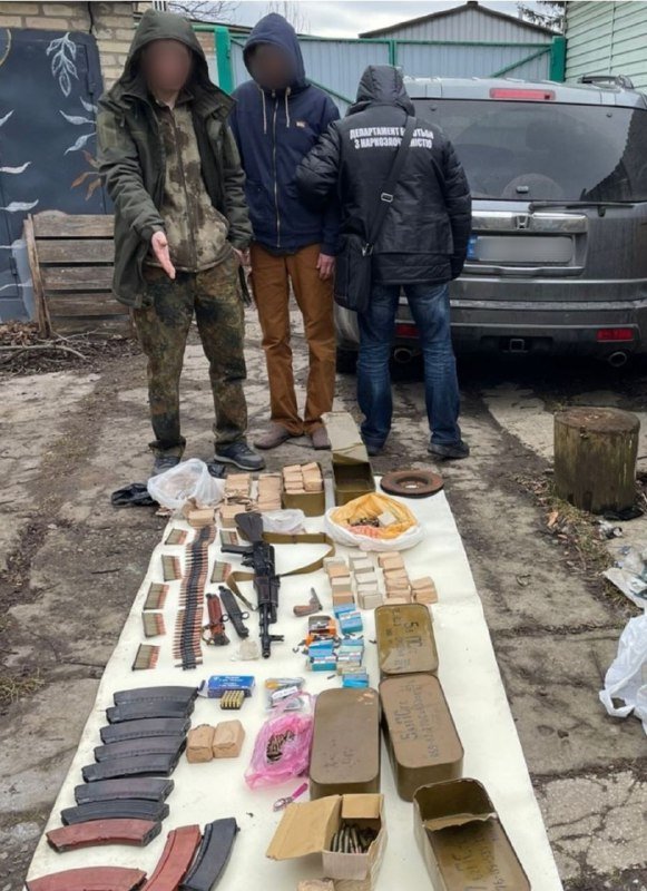 5500 набоїв, автомат та амфетамін: на Київщині викрили озброєних наркоторговців 1