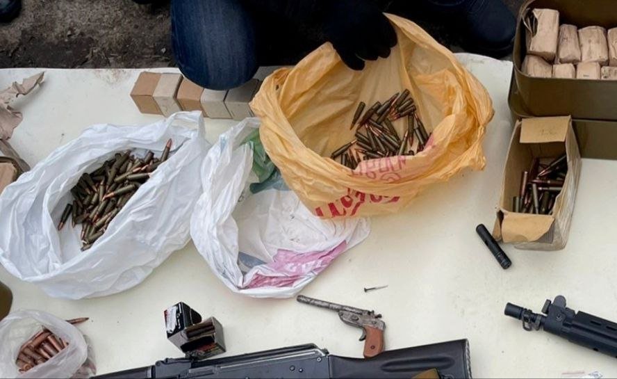 5500 набоїв, автомат та амфетамін: на Київщині викрили озброєних наркоторговців 4