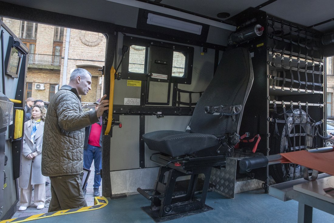 Київ отримав броньовані автомобілі швидкої допомоги: як виглядають і куди поїдуть 2