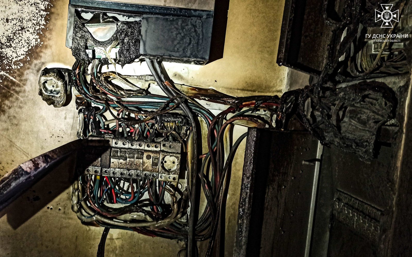 Отруєння чадним газом та чисельні опіки: на Київщині постраждали троє людей через вибух акумуляторної батареї 3