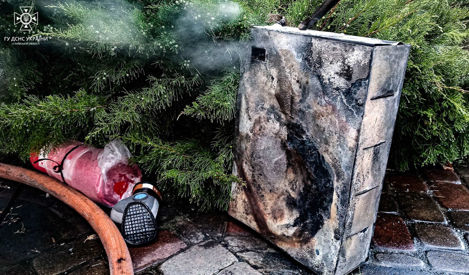 Отруєння чадним газом та чисельні опіки: на Київщині постраждали троє людей через вибух акумуляторної батареї 6