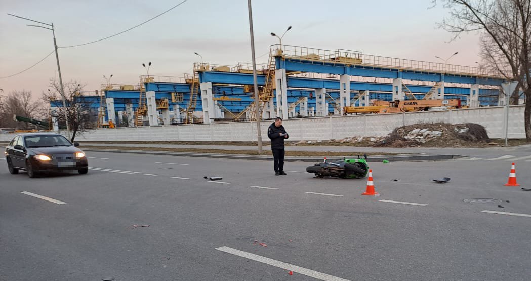 У Києві Kawasaki влетів у Skoda: мотоцикліст загинув 1