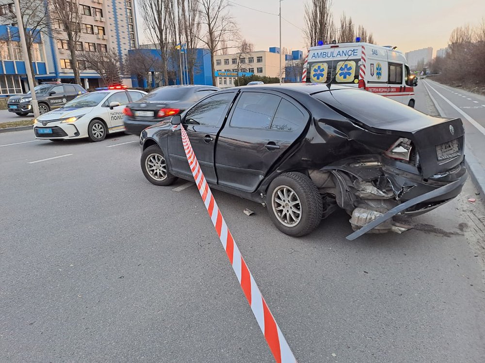 У Києві Kawasaki влетів у Skoda: мотоцикліст загинув 3