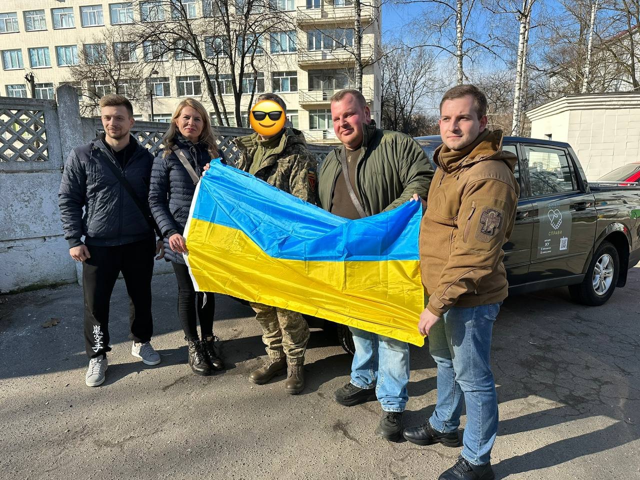 Кияни, які здали на переробку російські книги, допомогли придбати пікап для ЗСУ 3