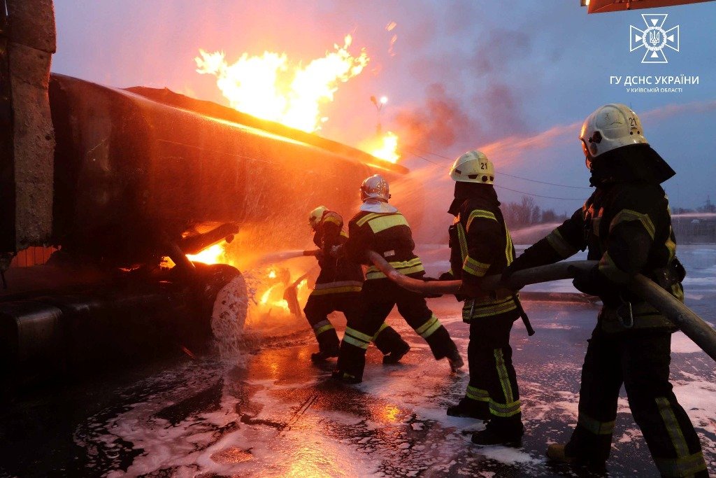 У Борисполі на АЗС спалахнула вантажівка: фото та відео з місця подій 1