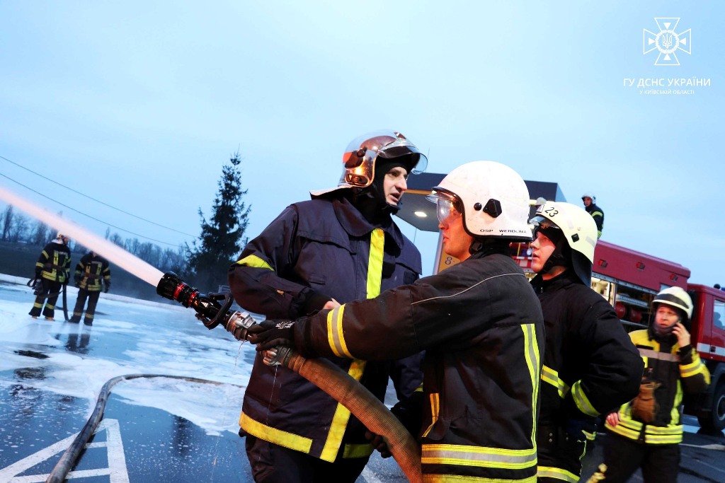 У Борисполі на АЗС спалахнула вантажівка: фото та відео з місця подій 3