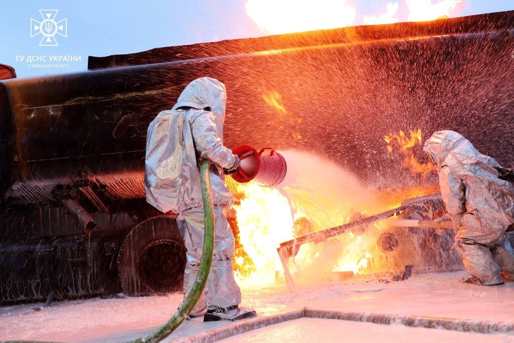 У Борисполі на АЗС спалахнула вантажівка: фото та відео з місця подій 4