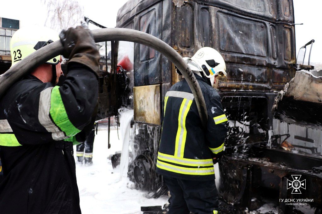 У Борисполі на АЗС спалахнула вантажівка: фото та відео з місця подій 5
