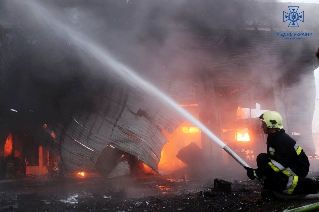 У Борисполі на АЗС спалахнула вантажівка: фото та відео з місця подій 6