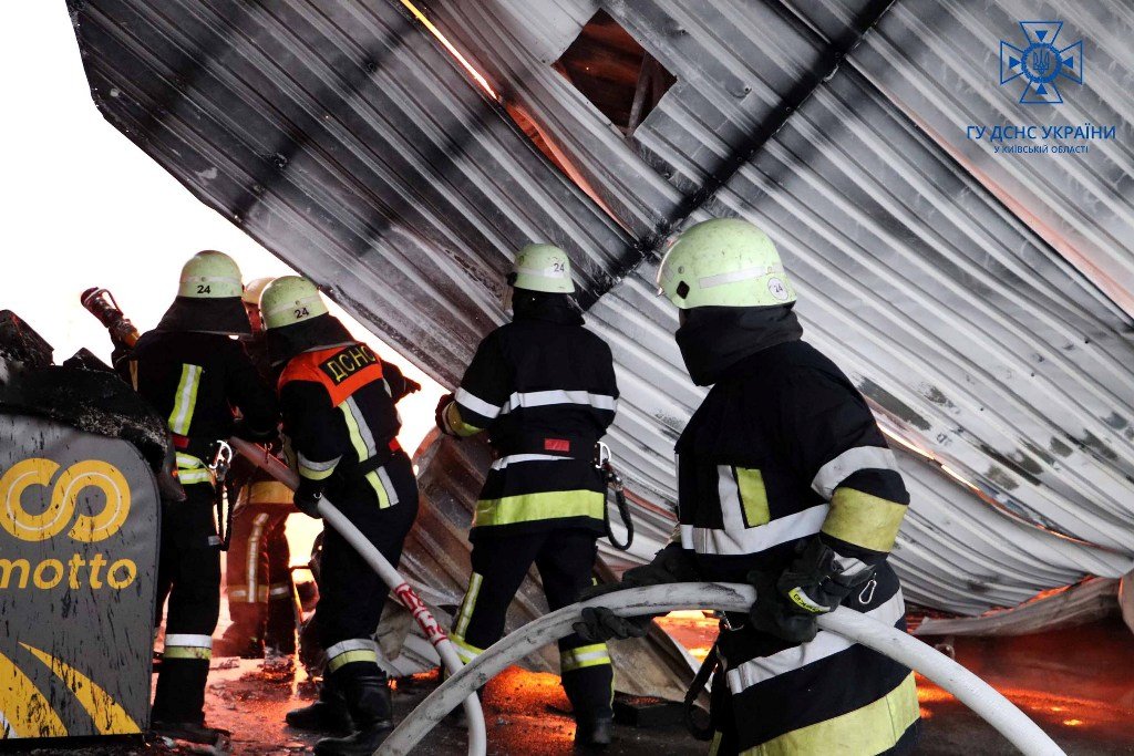 У Борисполі на АЗС спалахнула вантажівка: фото та відео з місця подій 7