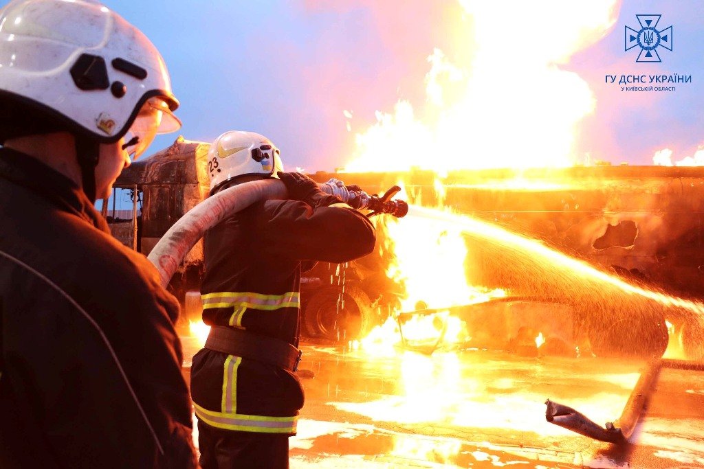 У Борисполі на АЗС спалахнула вантажівка: фото та відео з місця подій 8