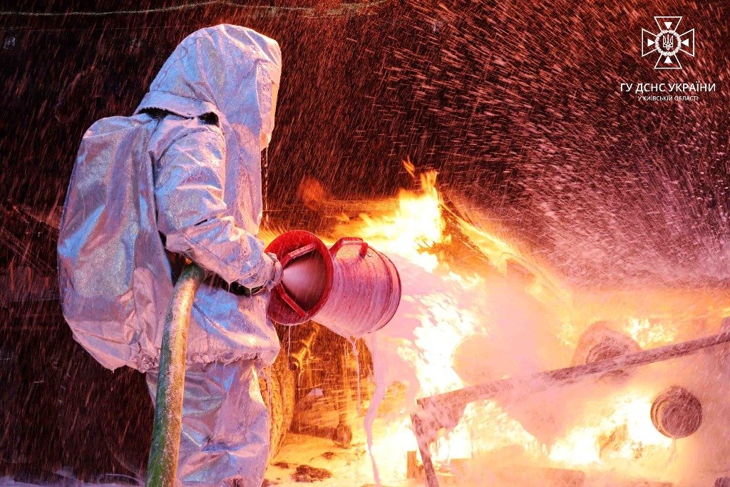 У Борисполі на АЗС спалахнула вантажівка: фото та відео з місця подій 9