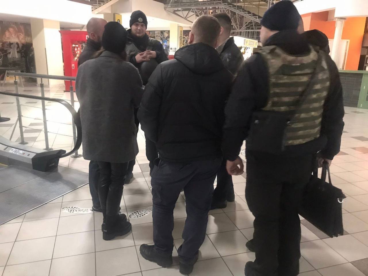 На Київщині чоловік з ножем намагався зґвалтувати дівчину у вбиральні 1