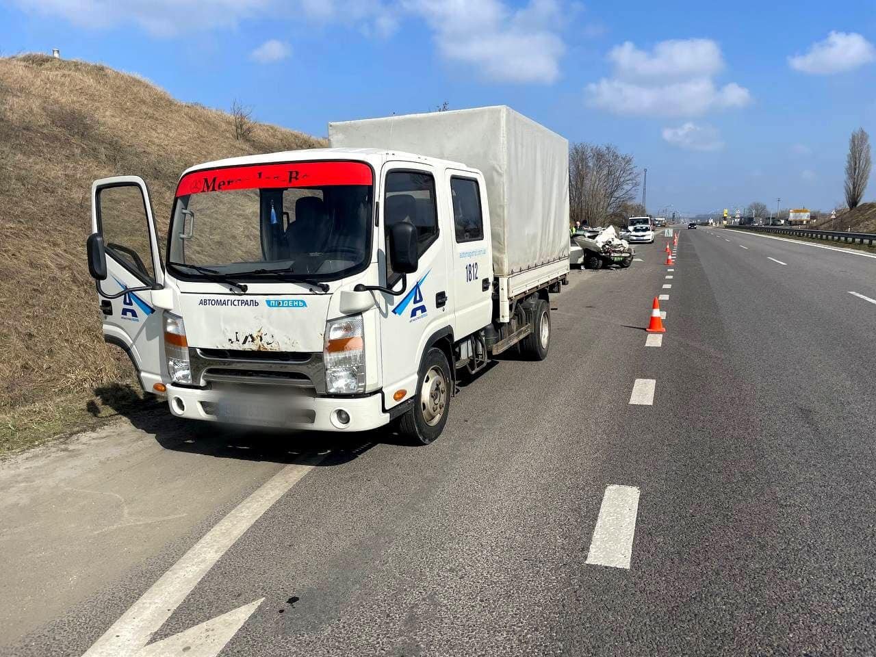 На Київщині легковик влетів в припарковане на узбіччі авто комунальників 1
