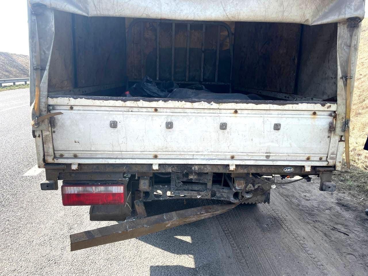 На Київщині легковик влетів в припарковане на узбіччі авто комунальників 2