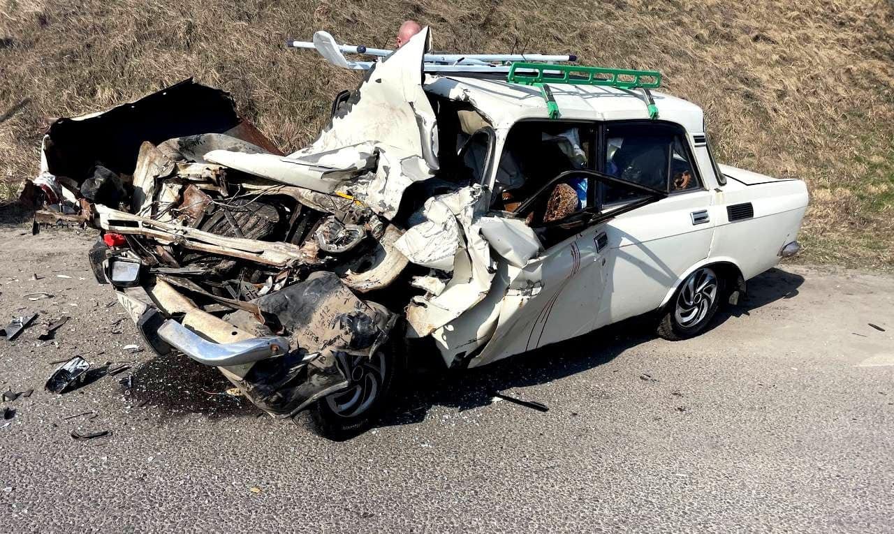 На Київщині легковик влетів в припарковане на узбіччі авто комунальників 3