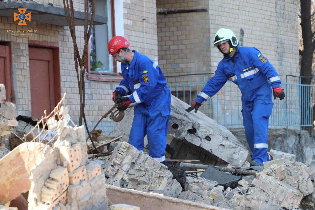 На Київщині у Ржищеві під час атаки дронами загинув водій шидкої, що рятував людей: коментар поліції з місця подій 2