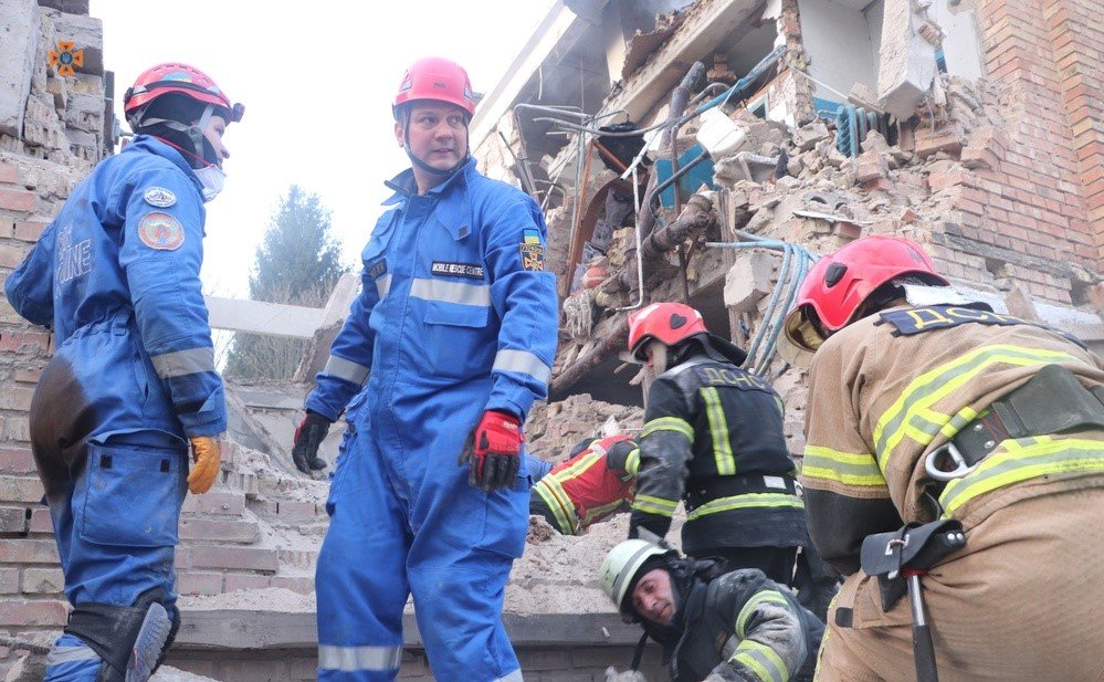 На Київщині у Ржищеві під час атаки дронами загинув водій шидкої, що рятував людей: коментар поліції з місця подій 6