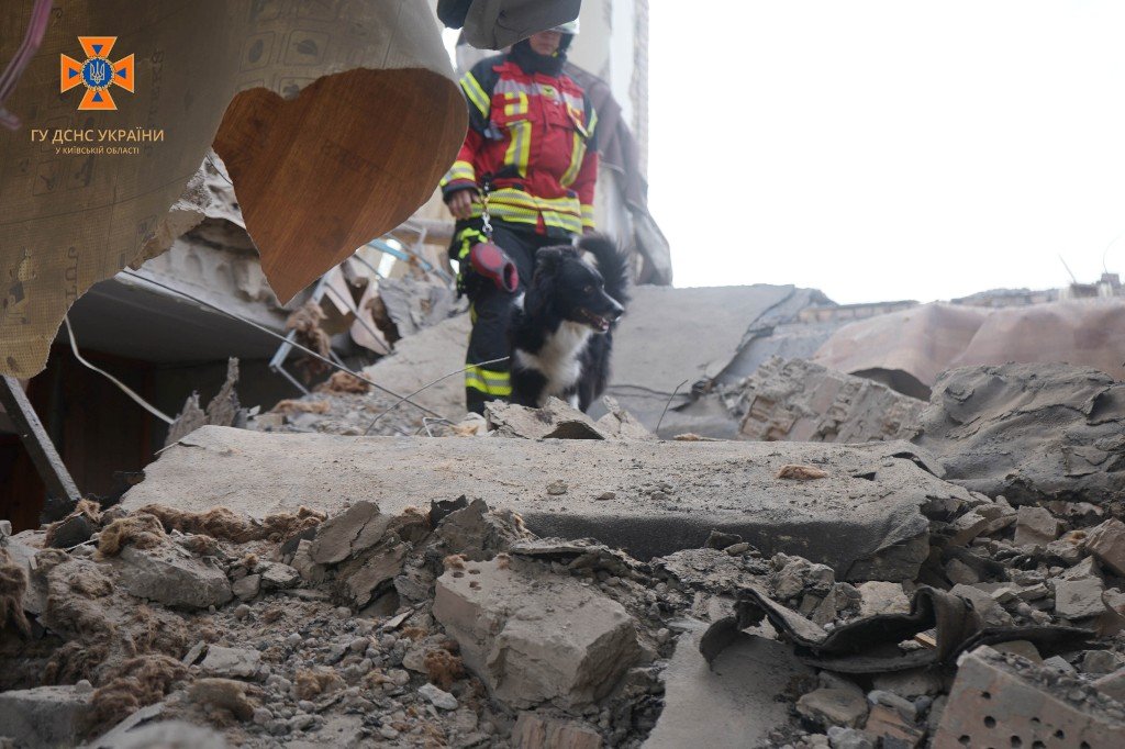 На Київщині у Ржищеві під час атаки дронами загинув водій шидкої, що рятував людей: коментар поліції з місця подій 8