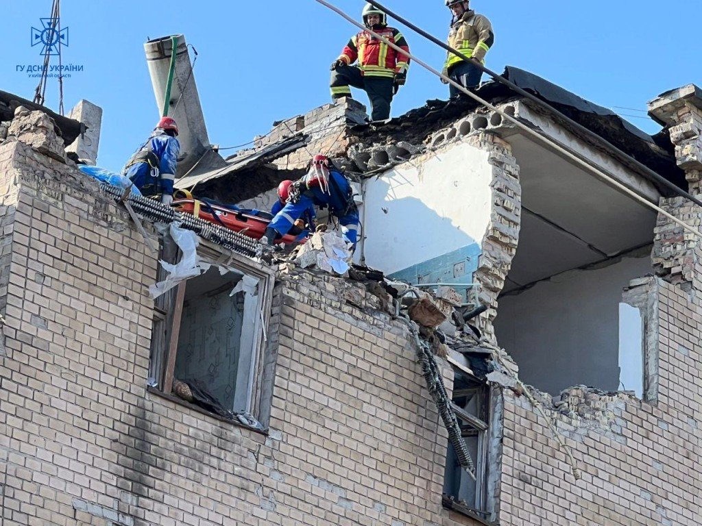 На Київщині у Ржищеві під час атаки дронами загинув водій шидкої, що рятував людей: коментар поліції з місця подій 11