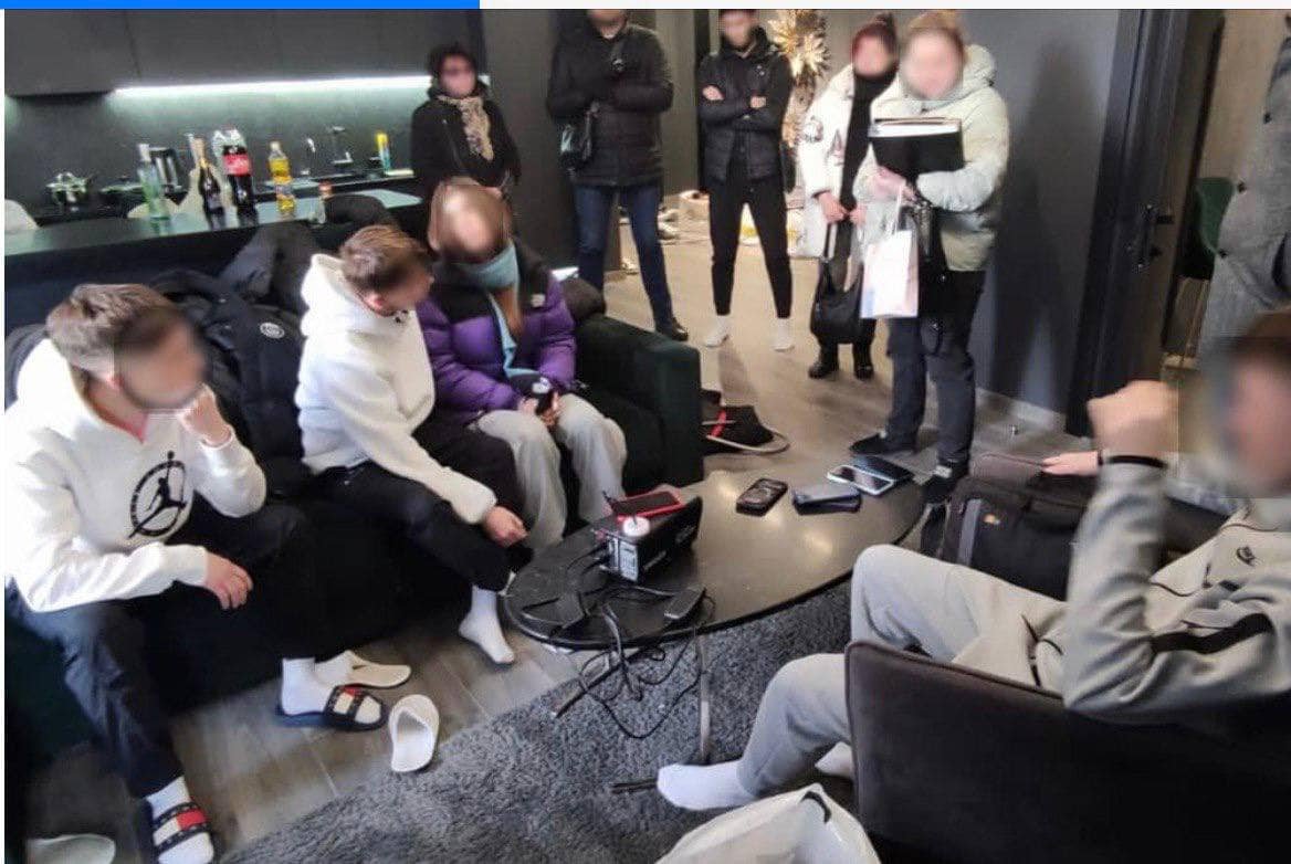 Був співучасником сексуального насильства та знімав на відео: третьому фігуранту п’яних вечірок у Києві оголосили підозру 4