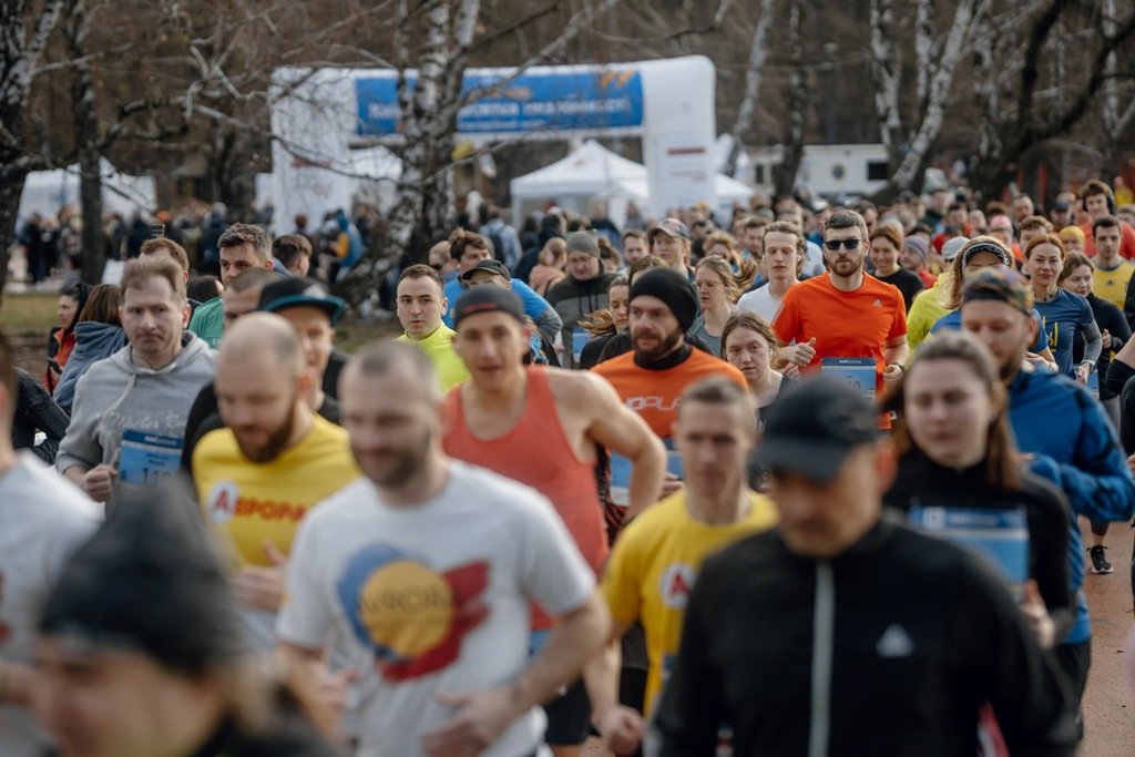 У Києві відбувся благодійний забіг: сотні спортсменів збирали кошти на пікап для ЗСУ 1