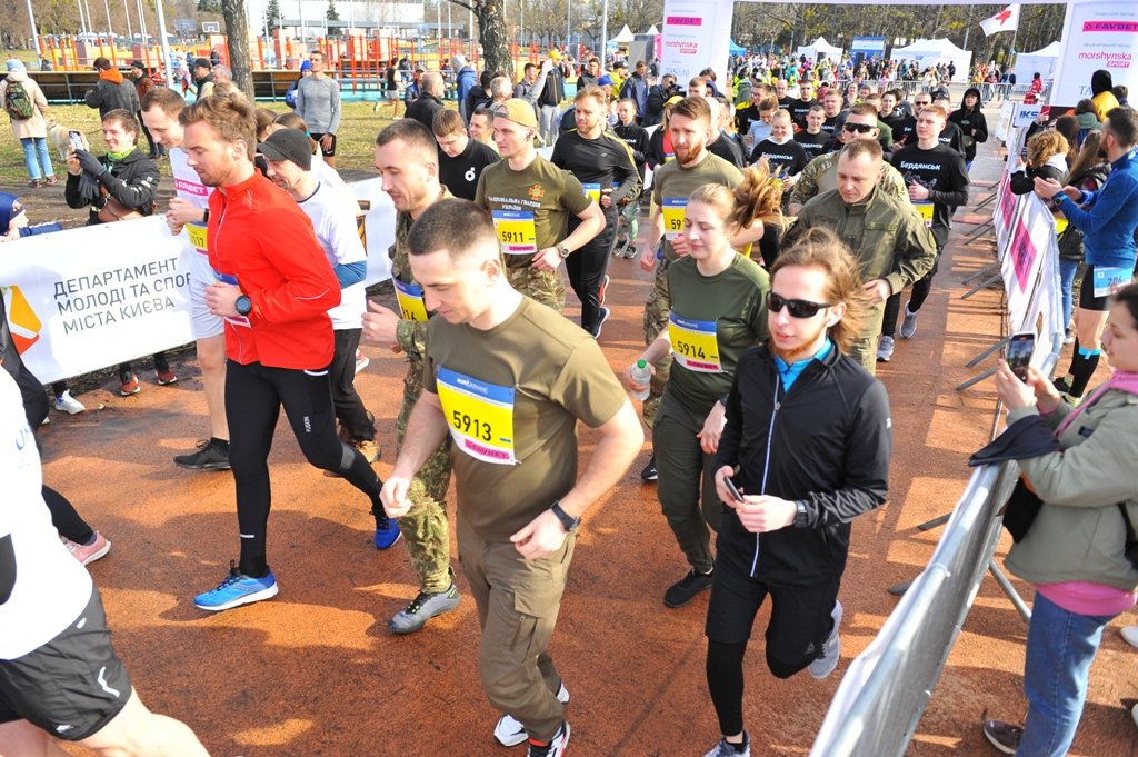 У Києві відбувся благодійний забіг: сотні спортсменів збирали кошти на пікап для ЗСУ 2