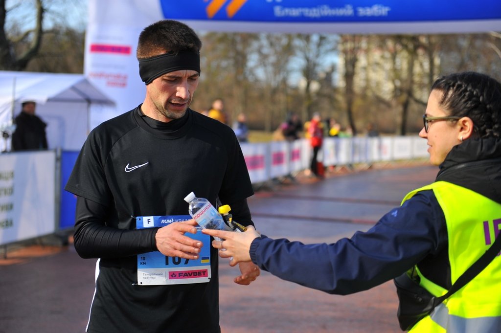 У Києві відбувся благодійний забіг: сотні спортсменів збирали кошти на пікап для ЗСУ 4