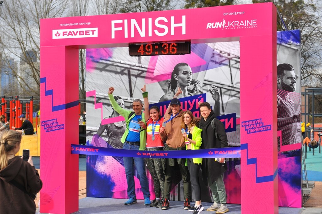 У Києві відбувся благодійний забіг: сотні спортсменів збирали кошти на пікап для ЗСУ 7