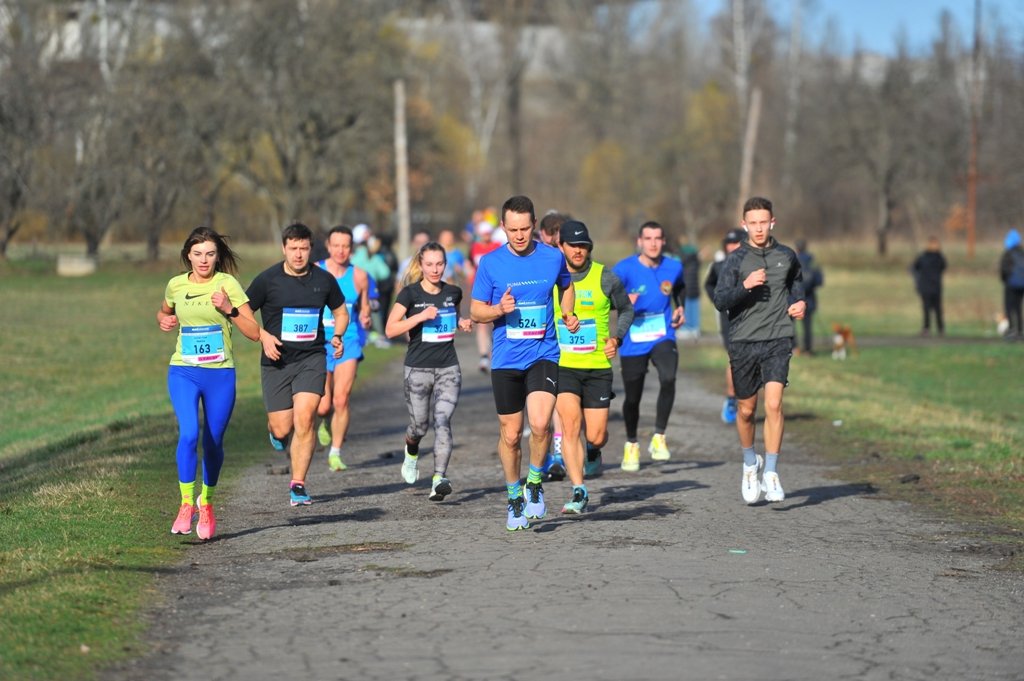 У Києві відбувся благодійний забіг: сотні спортсменів збирали кошти на пікап для ЗСУ 8