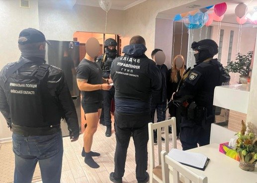 По 150 тисяч гривень за день: у Києві викрили сутенерів, які створили мережу борделів на орендних квартирах 1