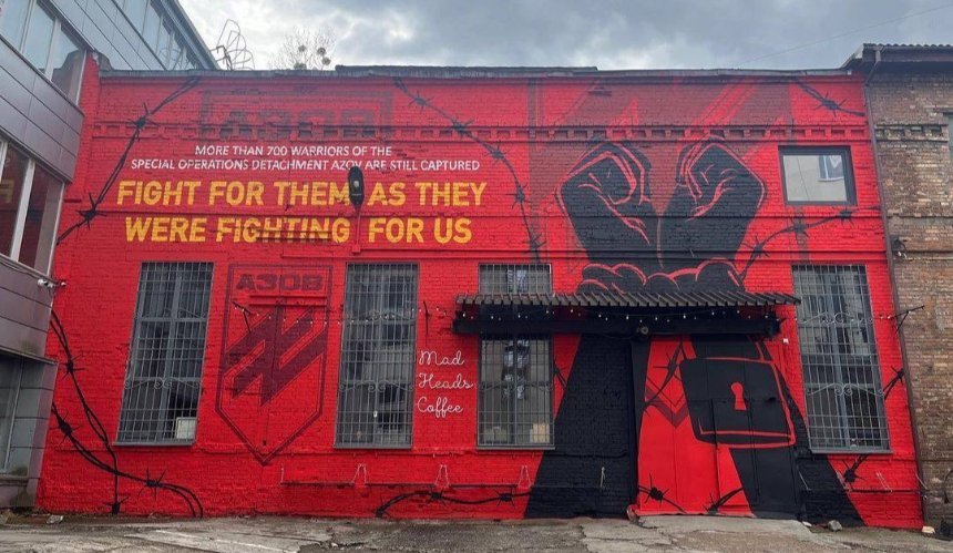 У Києві створили мурал на підтримку полонених бійців з "Азовсталі": де побачити 1