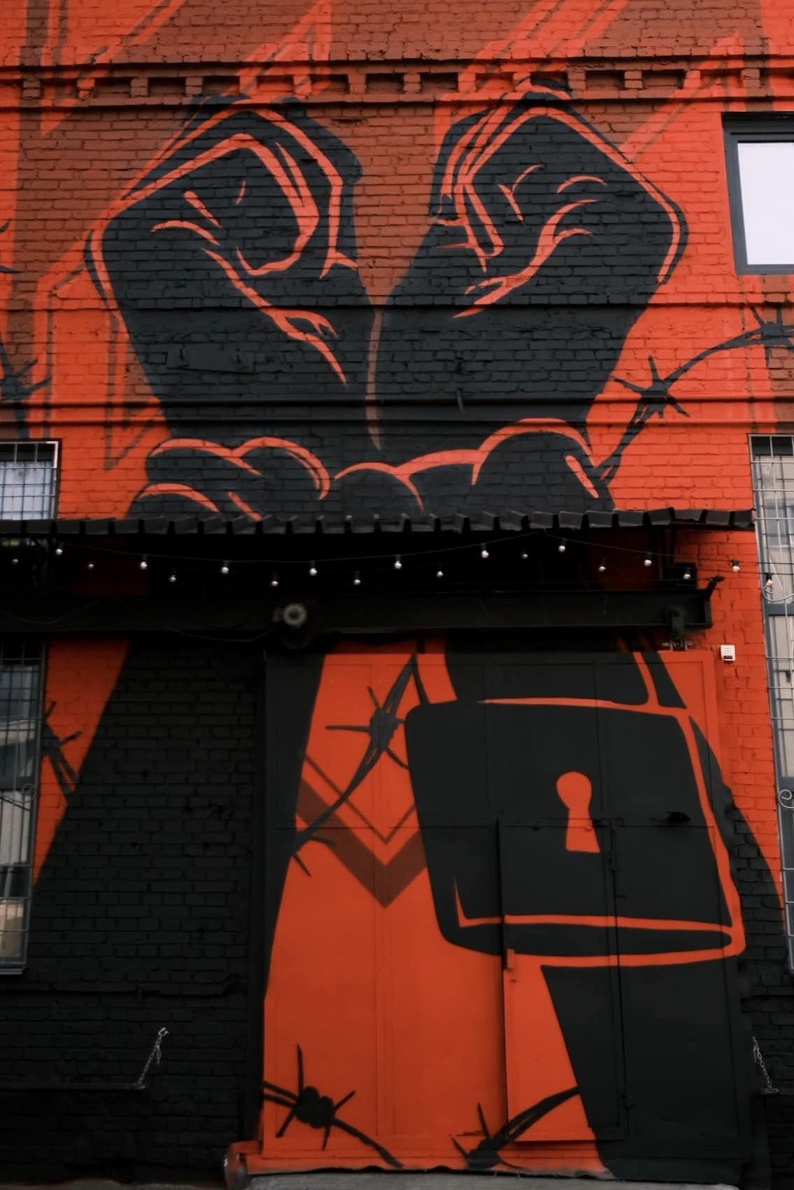 У Києві створили мурал на підтримку полонених бійців з "Азовсталі": де побачити 2