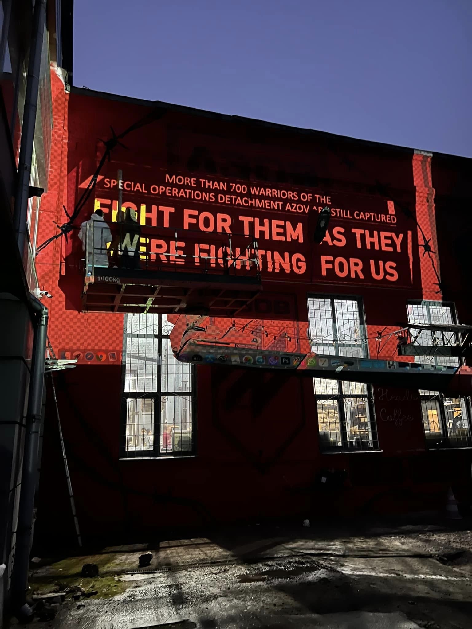 У Києві створили мурал на підтримку полонених бійців з "Азовсталі": де побачити 5