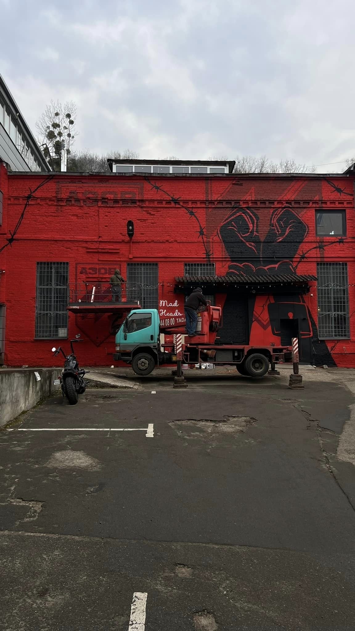 У Києві створили мурал на підтримку полонених бійців з "Азовсталі": де побачити 6