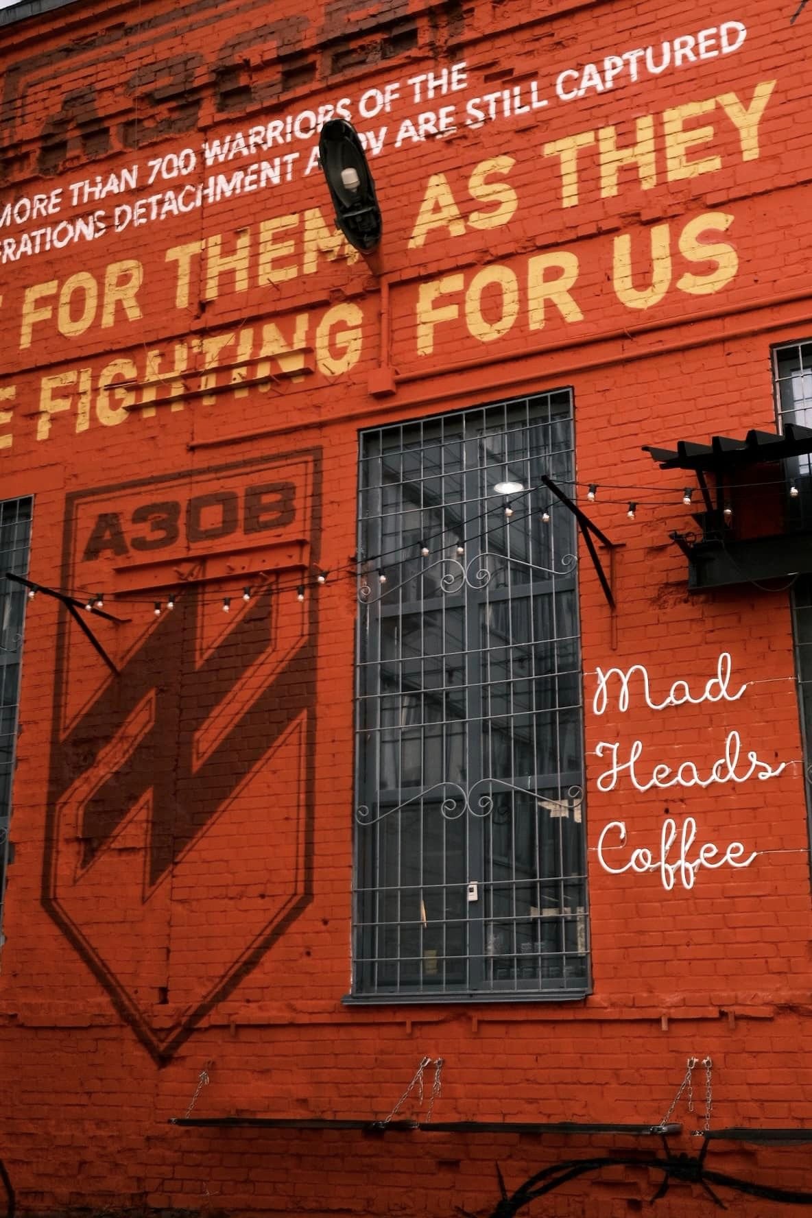 У Києві створили мурал на підтримку полонених бійців з "Азовсталі": де побачити 8