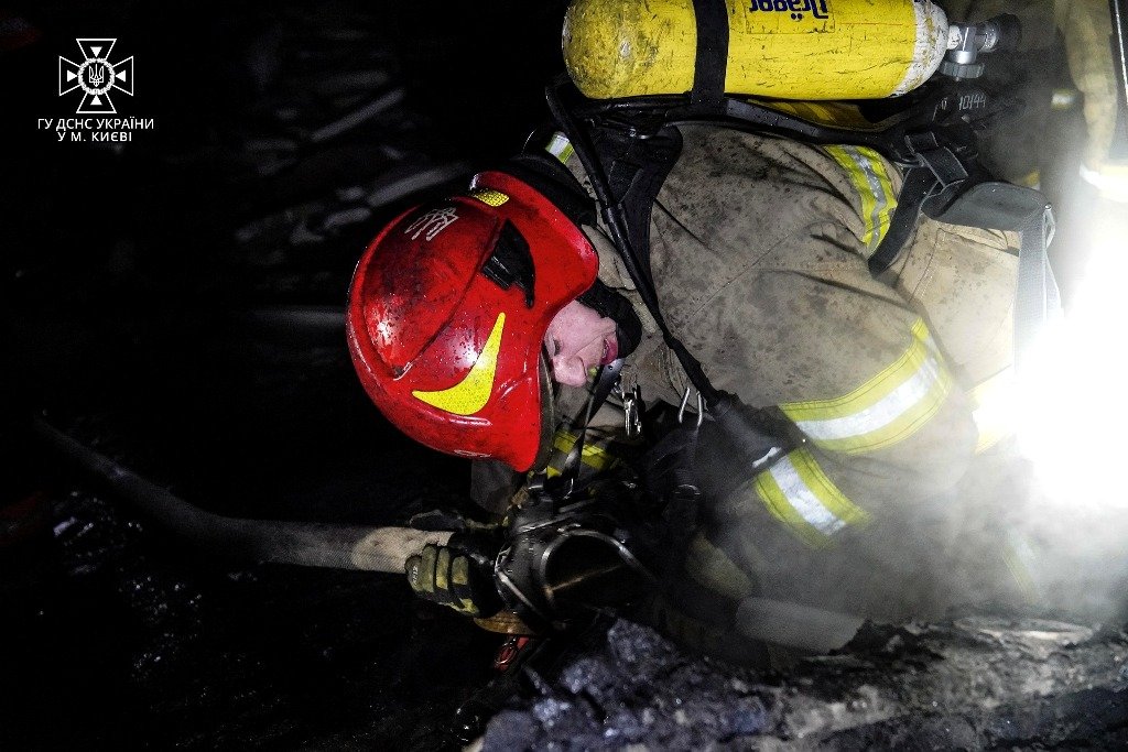 Атака дронів на Київ 28 березня: фото з місця пожежі у Святошинському районі 1