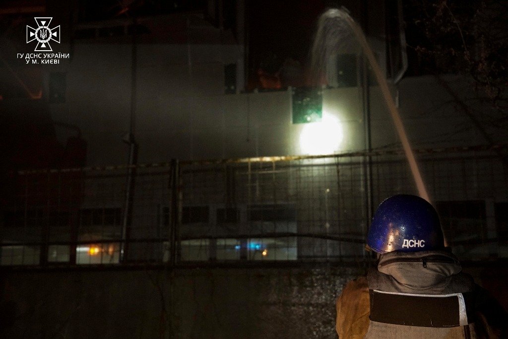 Атака дронів на Київ 28 березня: фото з місця пожежі у Святошинському районі 3
