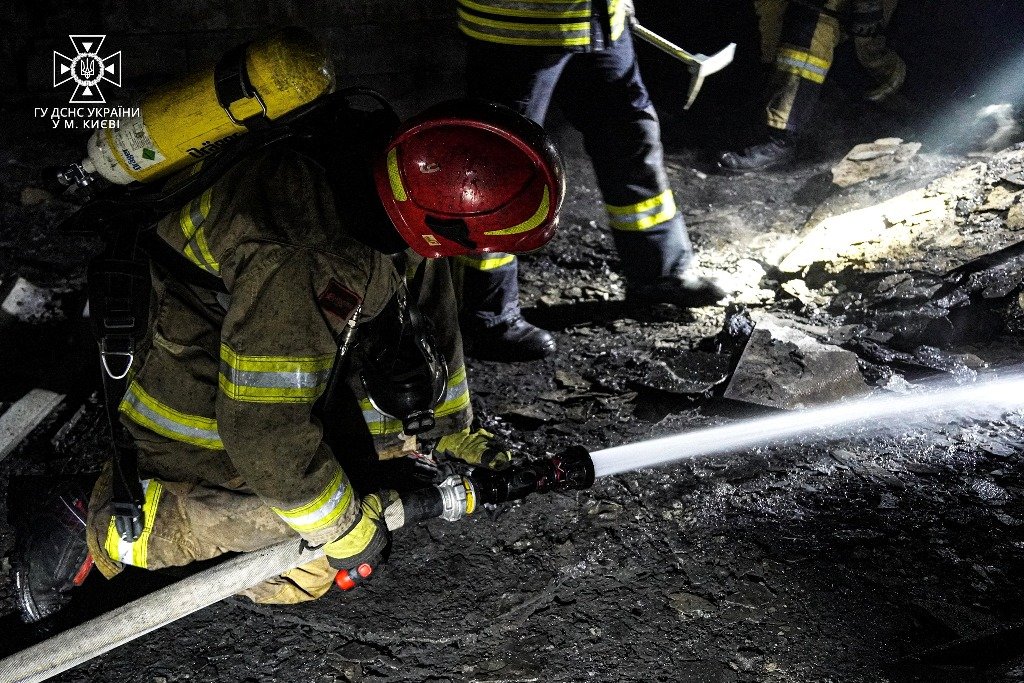 Атака дронів на Київ 28 березня: фото з місця пожежі у Святошинському районі 5