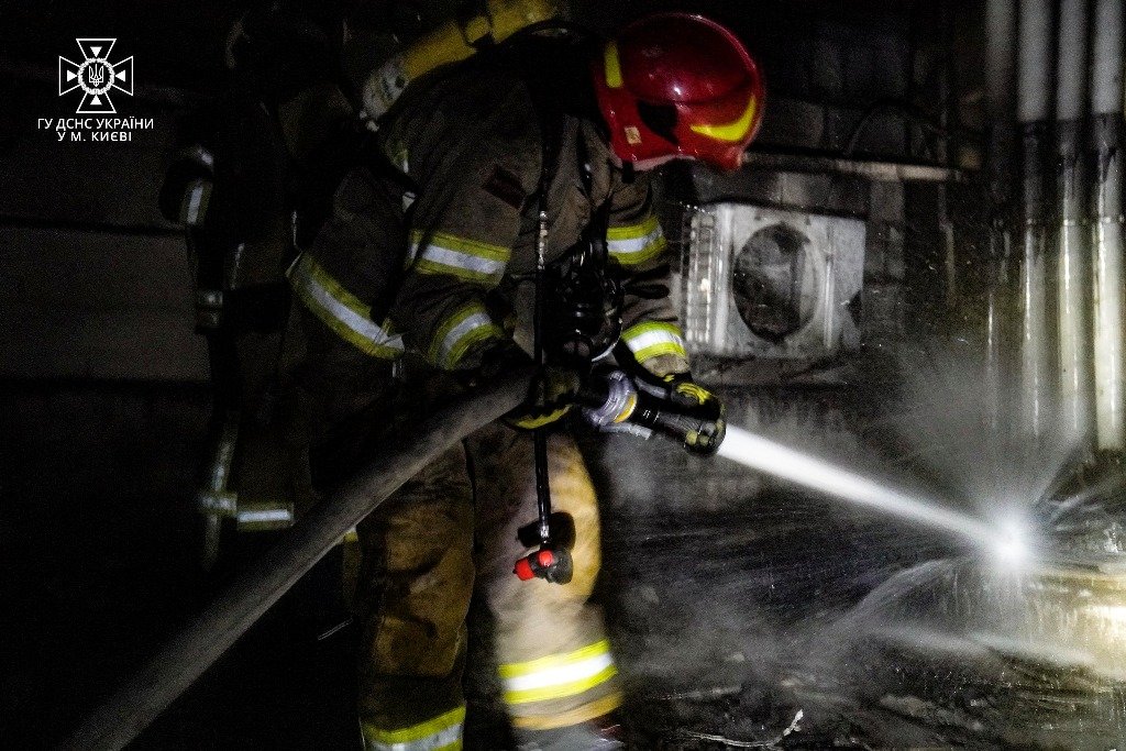 Атака дронів на Київ 28 березня: фото з місця пожежі у Святошинському районі 8