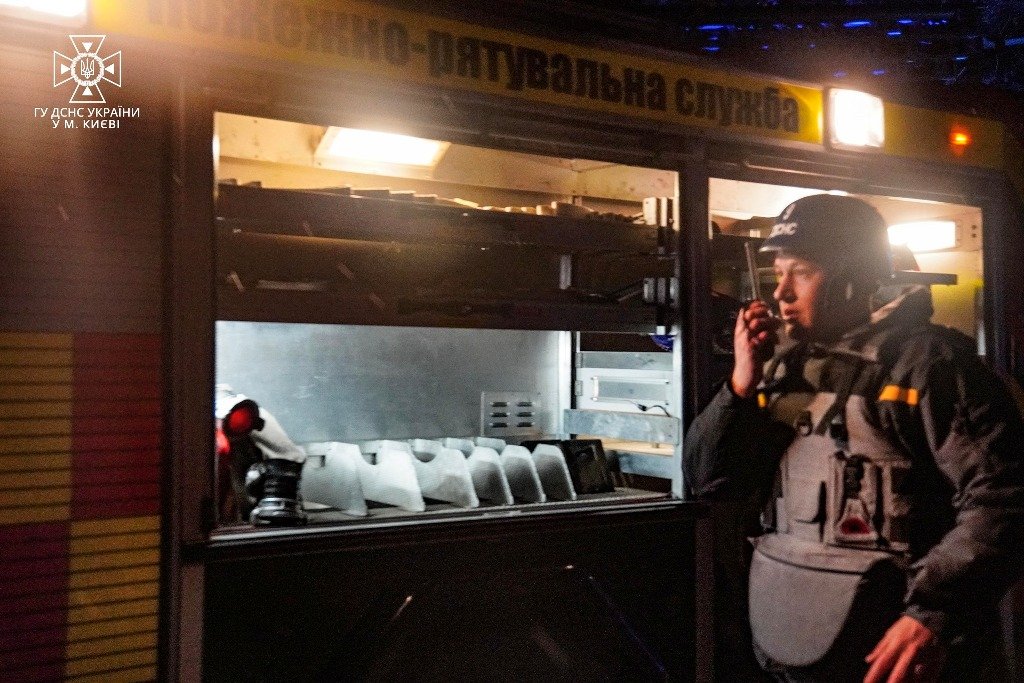 Атака дронів на Київ 28 березня: фото з місця пожежі у Святошинському районі 9