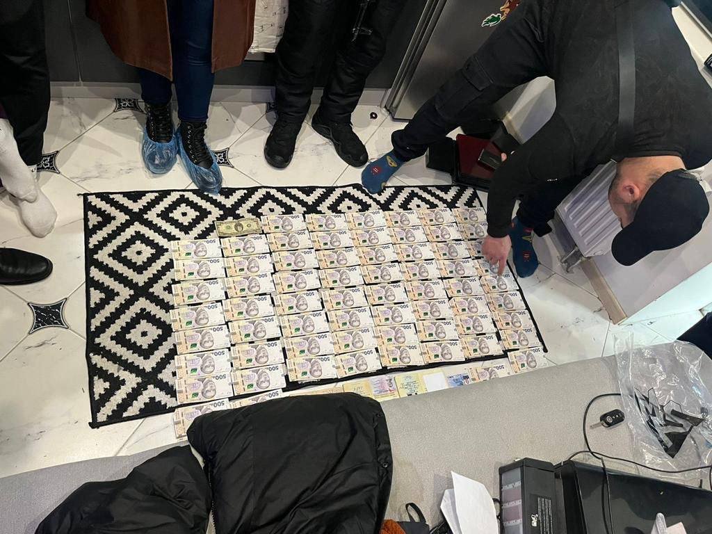 У Києві перекрили канал незаконного виїзду призивників за кордон: скільки коштувала підробка документів 1