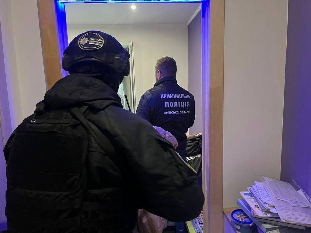 У Києві перекрили канал незаконного виїзду призивників за кордон: скільки коштувала підробка документів 2