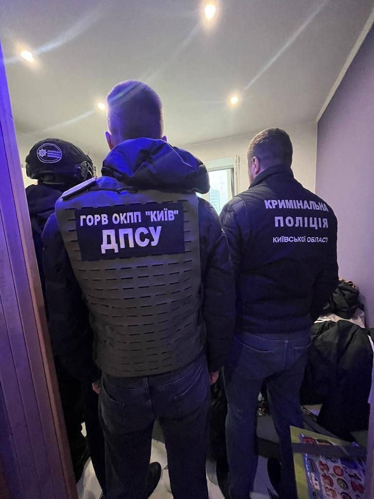 У Києві перекрили канал незаконного виїзду призивників за кордон: скільки коштувала підробка документів 3