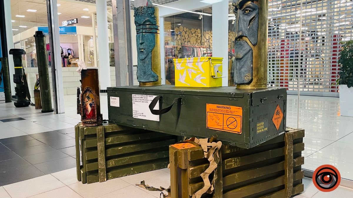 Перетворили зброю на мистецтво: де у Києві побачити нову виставку 3