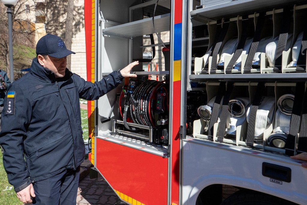 Київ отримав чотири нових найсучасніших пожежних автомобілі: в чому їх перевага 4