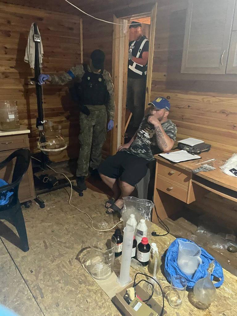 У Києві викрили нарколабораторію зі складом «продукції» на 10 млн гривень та арсенал зброї 3