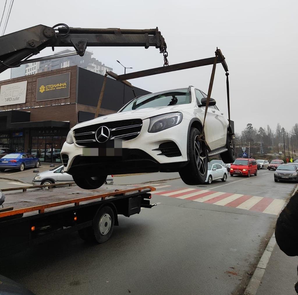 $5 000 за "білий квиток" для виїзду за кордон: у Києві брат із сестрою розробили протизаконну схему 1